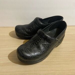 Dansko Black Leather Embossed Clogs Nurse Shoes size 38 Walking Comfort Workwear